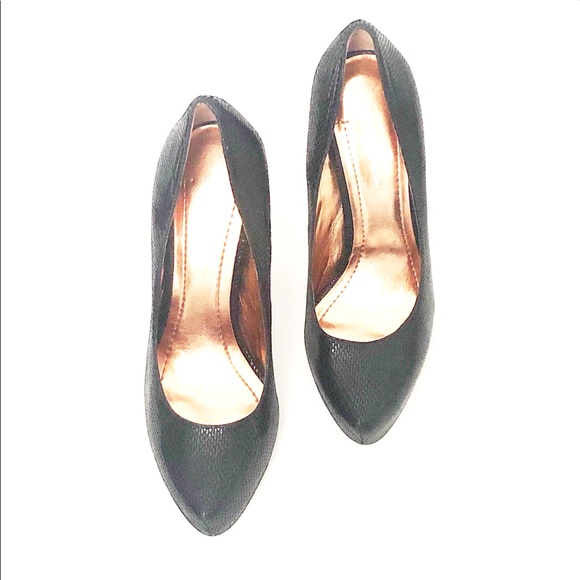 BCBGeneration black snake skin pump heals size 8.5 - Picture 3 of 6